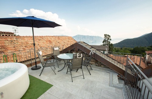Trarego House | Romantic and cuddly double room with fireplace-library and giant shower.