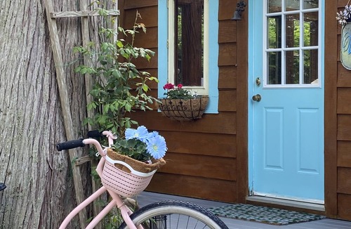 Halfmoon Bay Cottage | Romantic Cottage with a covered Gas Fire Pit, 10 min walk to Sargeant Bay Beach