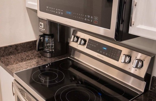 Upper Village Condo | Romantic Fall Strolls-Walkable|3HotTubs BBQ Pool Netflix|TheSuiteLife|The Aspens