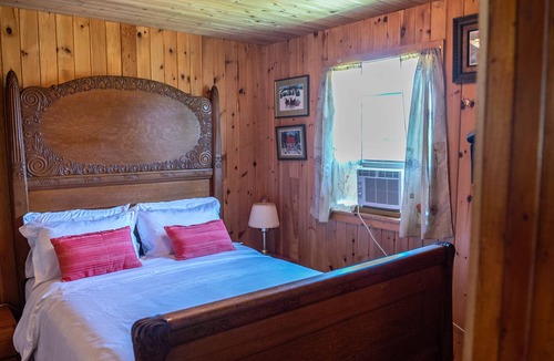 Eastern Passage Cottage | Romantic lakefront cottage minutes from ocean beach and downtown Halifax