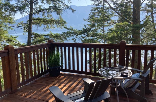 Central Kootenay Cabin | Romantic lakeside Cabin