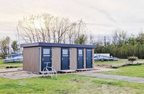 Almere Poort House | Romantic Lakeside Wagon Retreat