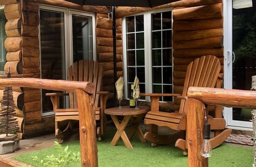 Sutton Cabin | Romantic Log Cabin in the Woods - Hot Tub under the Stars -80 km's from CN Tower