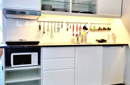 Kastrup Apartment | Romantic Neptun Studio-apartment with canopy-bed and green terrace.