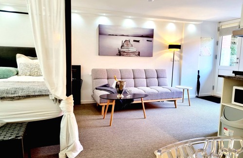Kastrup Apartment | Romantic Neptun Studio-apartment with canopy-bed and green terrace.