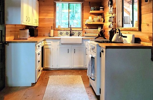 D'Arcy Cabin | Romantic Off-Grid Cabin Stargaze & Unwind