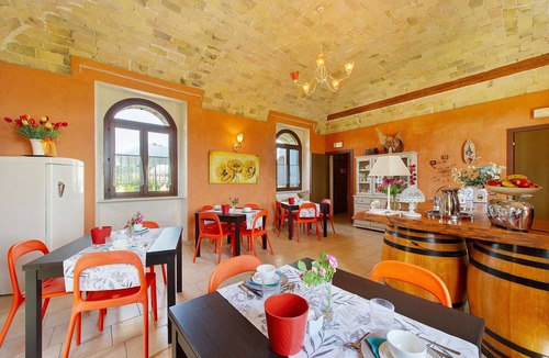 Castelletto Merli Apartment | Room 'Agriturismo Cascina Favorita - Q1' with Private Terrace, Shared Garden and Wi-Fi