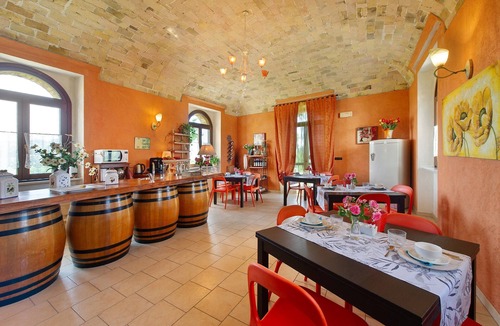 Castelletto Merli Apartment | Room 'Agriturismo Cascina Favorita - Q1' with Private Terrace, Shared Garden and Wi-Fi
