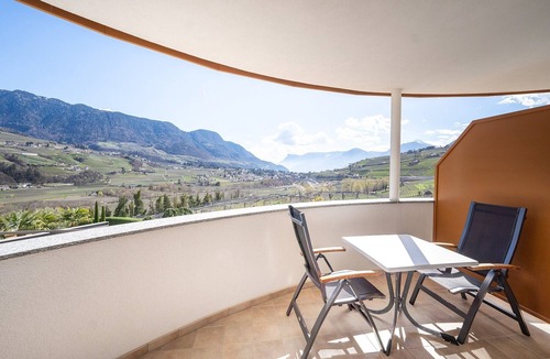 Merano Apartment | Room 'Passerblick Goldenen Zimmer 2' with Mountain View, Wi-Fi and Air Conditioning