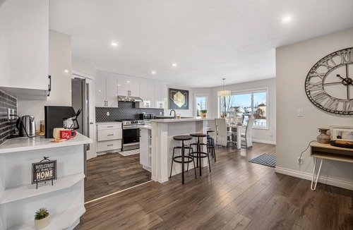 Chestermere House | Royal Retreat King beds in Chestermere, 20min to Calgary International Airport