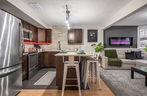 Chestermere House | Royal Retreat King beds in Chestermere, 20min to Calgary International Airport