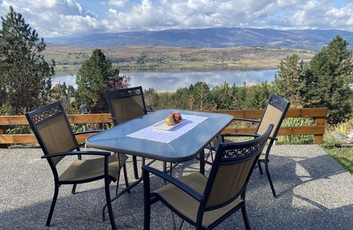 Vernon House | Rural retreat overlooking Swan Lake w/artist studio on site