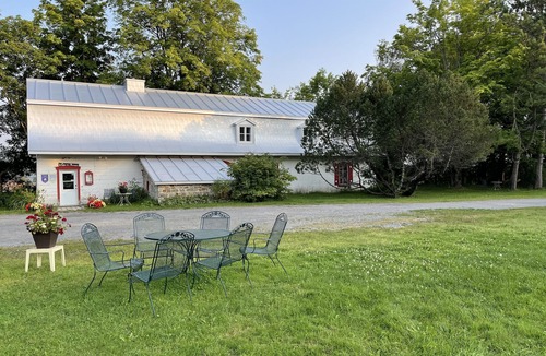 Chateau-Richer Ski Chalet | Rustic 300 y/o Cottage in ♥ of Historical Paradise