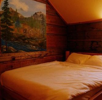 Golden Hotel | Rustic Beaverfoot Lodge Room N10