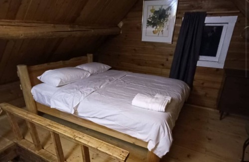 Golden Cabin | Rustic Beaverfoot Lodge Woodland Cabin