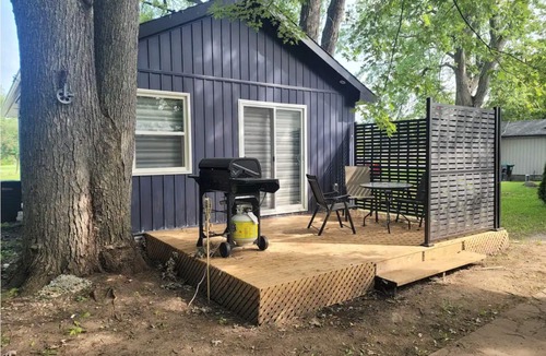 Alcona Cabin | Rustic Cabin Across Innisfil Beach Park