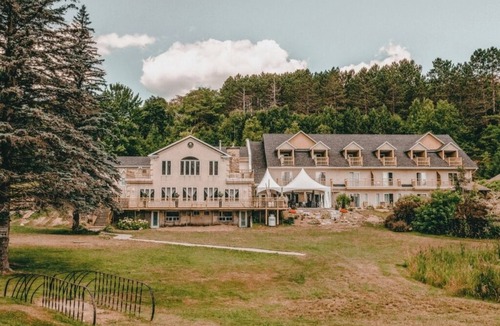 Papineau Regional County Municipality Ski Chalet | Rustic chalet for 100 people