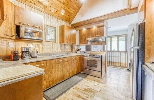 Nominingue House | Rustic Cottage by the Lake, Kayak