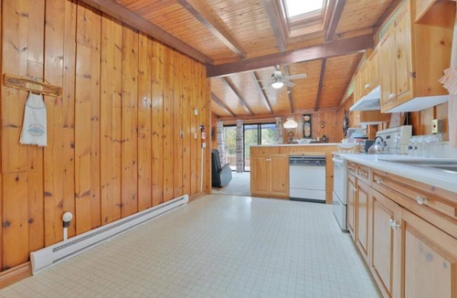 Kirkfield Cottage | Rustic Cottage w/Heating + Kitchen + Canal Lake