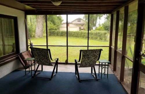 Fort Erie Cottage | Rustic cottage with private beach and lake access.