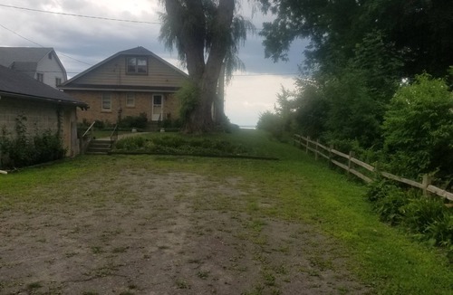 Fort Erie Cottage | Rustic cottage with private beach and lake access.
