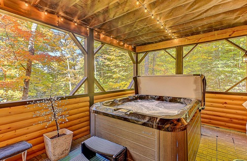 St-Adolphe-d'Howard Cabin | Rustic, luxurious lakeside chalet