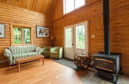 Saint-Paul-de-Montminy Ski Chalet | Rustic log cabin on the mountainside
