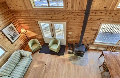 Saint-Paul-de-Montminy Ski Chalet | Rustic log cabin on the mountainside