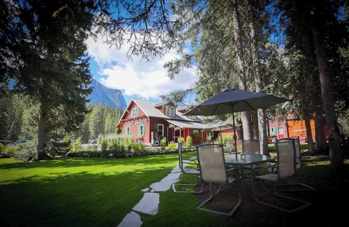 Lake Louise Cabin | Rustic Lake Louise Cabin | Fireplace & Balcony