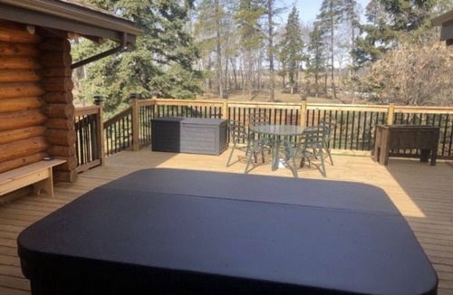 Alberta Cabin | Rustic Log Cabin - Nestled in the trees perfect for privacy. A retreat awaits :)