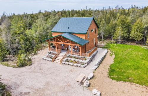 South Bruce Peninsula House | Rustic Luxury Saw N' Logzzz Cabin Getaway