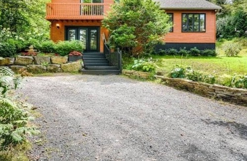 Piedmont House | Rustic Modern Chalet Near Sauveur Ski center -3min