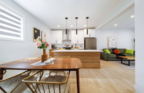West Edmonton House | RusticModern3CornerSuite | KingBED | Parking | WEM | wifi