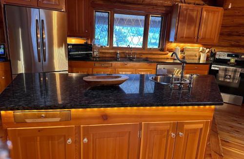 East Kootenay House | Ryders Lodge, Log Home In Edgewater, Bc