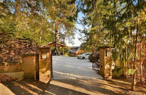 Cowichan Bay House | Salishan Chief Suite