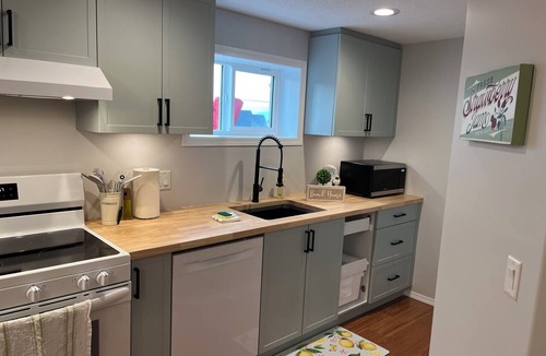 Salmon Arm House | Salmon Arm Comfortable 2 Bedroom in town, 5 minute drive to the beach!