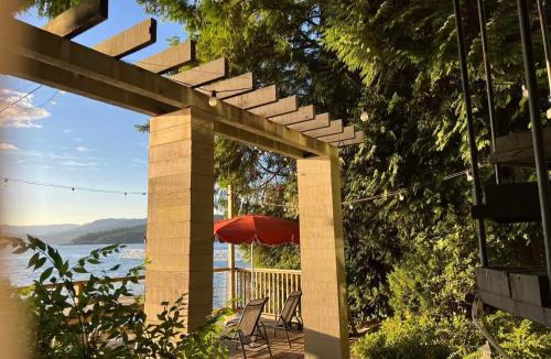 Vancouver House | SALT COTTAGE Waterfront Guest House with Superb Views