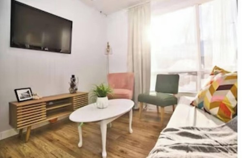 Ramara Cottage | Sandy Beach Cottage steps to Lake Simcoe - 1 hr 20 mins from Toronto