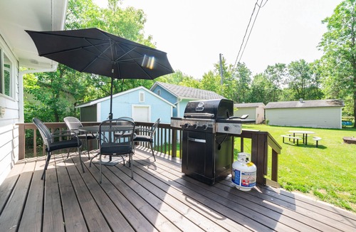 Manitoba House | 🏖 Sandy Hook: 2 Queens, Pet Friendly, One Min to Beach, Ice Fishing and Snaks