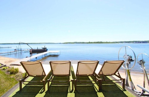 Penetanguishene Cottage | SandyBeach|Kayak|FirePit|Dock|10ppl in Midland