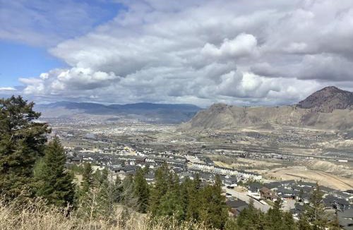 Kamloops House | Sapphire Lux Queen Suite
