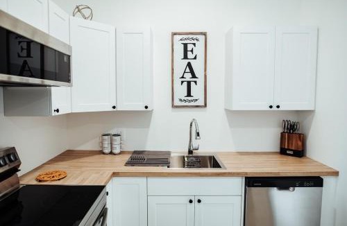 Kamloops House | Sapphire Lux Queen Suite