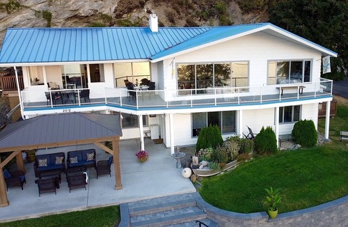 Blind Bay House | Sat-Sat Summer☀️ Water Trampoline, HotTub, Canoe,Paddle Boards,Kayaks, Dock/Buoy