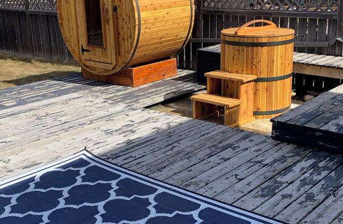 Sylvan Lake House | Sauna/Plunge @ Days @ the Lake - Lake town getaway in a quiet neighbourhood