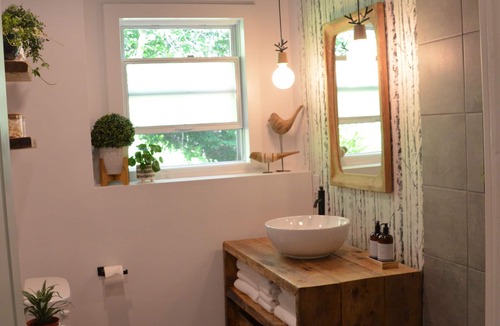 Bedford House | Scandi Coastal-Private & Cozy 2 bdrm walkout basement.