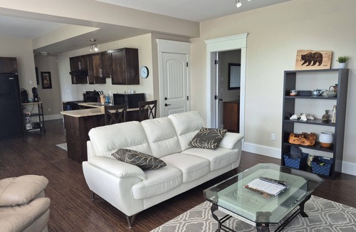 McMillan Apartment | Scenic 2 bedroom walkout suite with hot-tub and outdoor pool, across from Park.