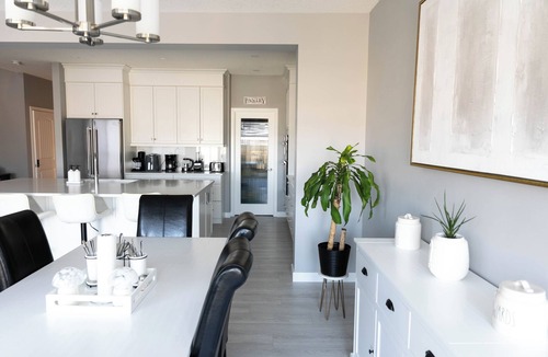Cochrane House | Scenic Cochrane Family Home