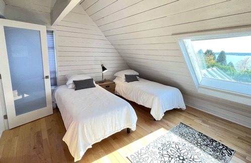 West Vancouver House | Seaglass House - Spacious, Modern, Amazing Views