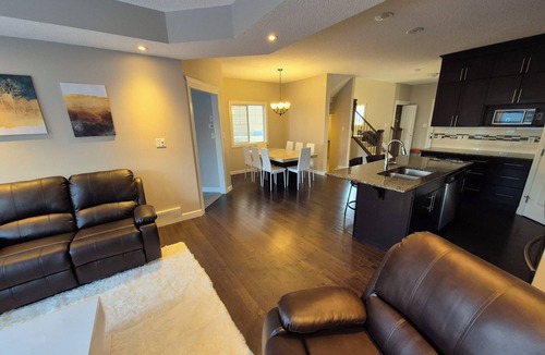 Rosslyn House | Sean Comfy Home Modern Escape in Edmonton – Near Northgate