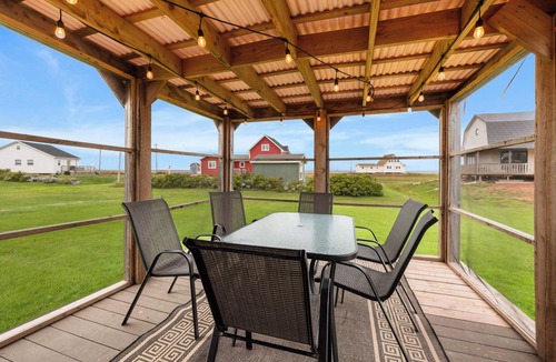 Maximeville Cottage | Seashell by the Seashore: Cozy 1BR Cottage Steps from Private Sandy Beach